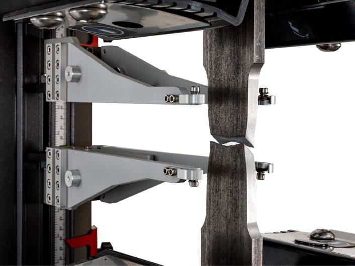 | Instron เครื่องรุ่น 300LX ขณะทำการทดสอบแรงดึงบนส่วนตัดของท่อด้วยระบบ AutoX