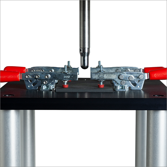 衝撃後圧縮（CAI）試験