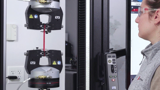 placement de l’extensomètre sur un échantillon de tension