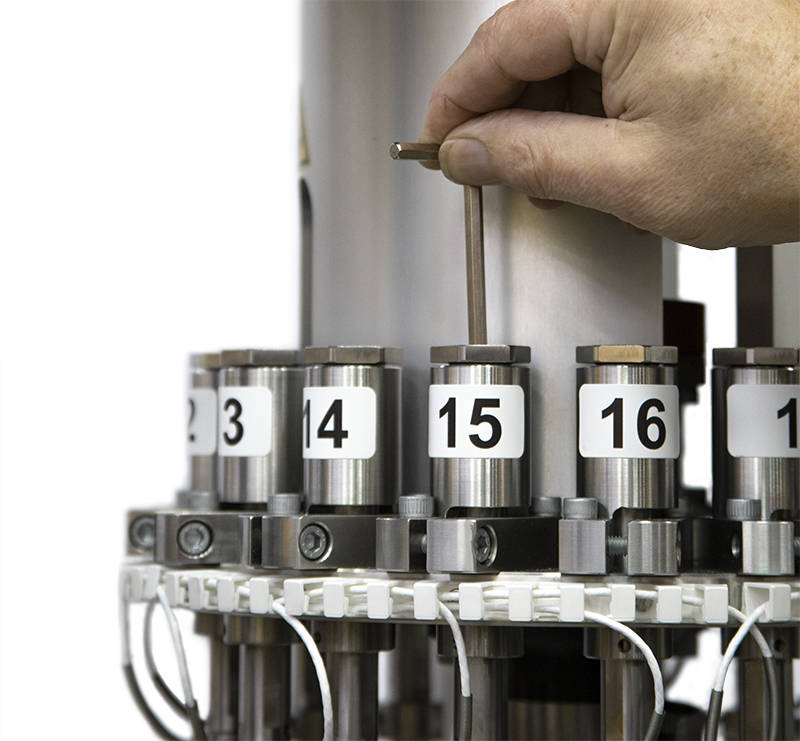 Fácil acceso para la inserción y el ajuste de la muestra