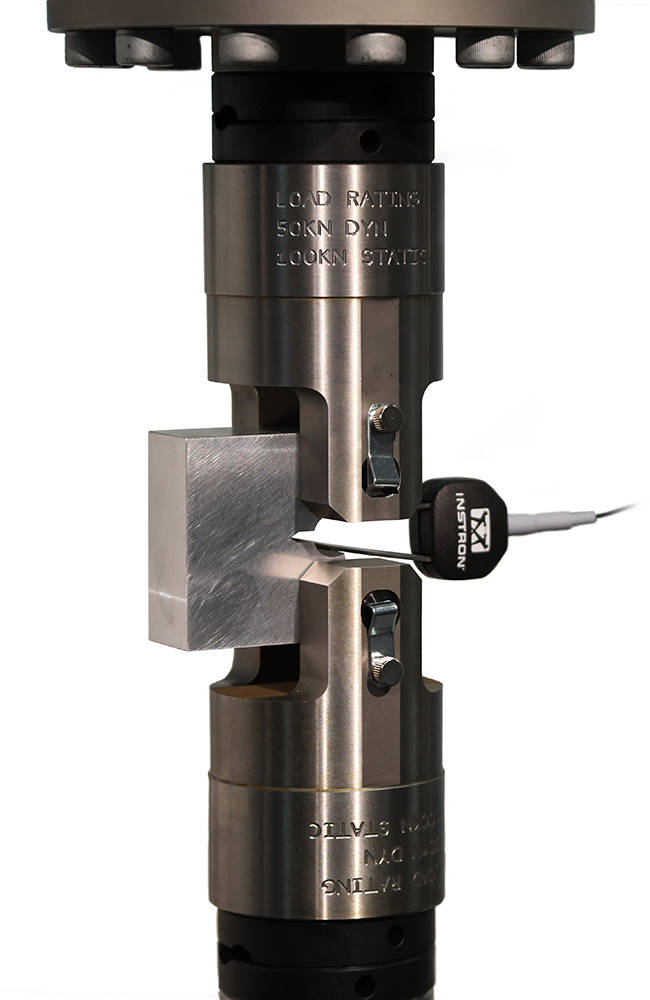 Bluehill Fracture :グリップに取り付けられたCT試験片