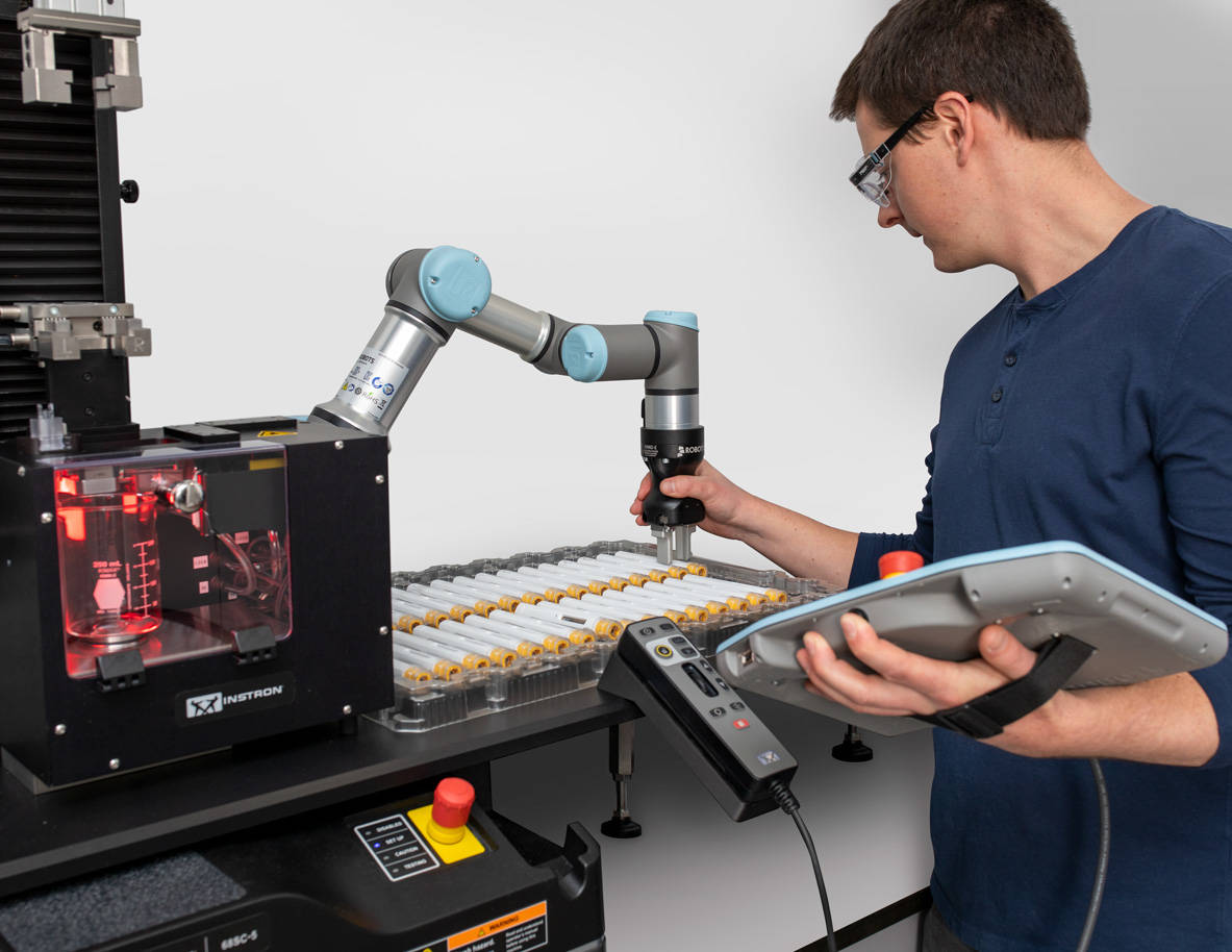 Operador a programar o cobot