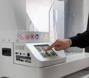 | Instron Pannello di controllo del pendolo d'impatto Instron CEAST che mostra l'interfaccia di selezione del metodo di prova predefinito
