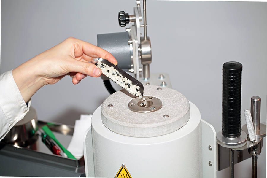 plastics-loading.jpg | Instron | Instron