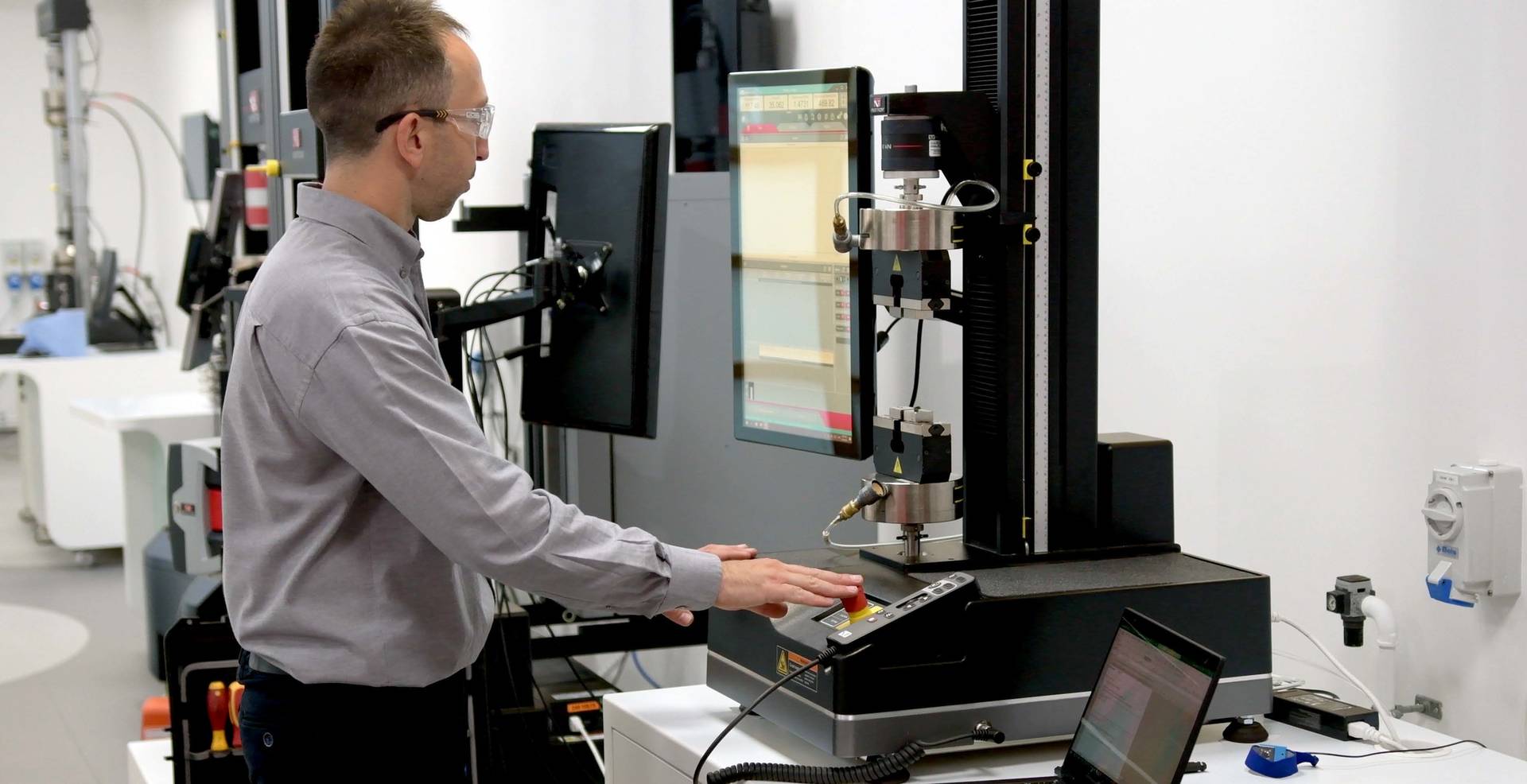 5989-electromechanical-universal-testing-machine-800x600-1-768x576