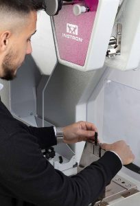 | Instron Pendolo d'impatto Instron CEAST con configurazione di martelli e afferraggi intercambiabili per test flessibili sui campioni