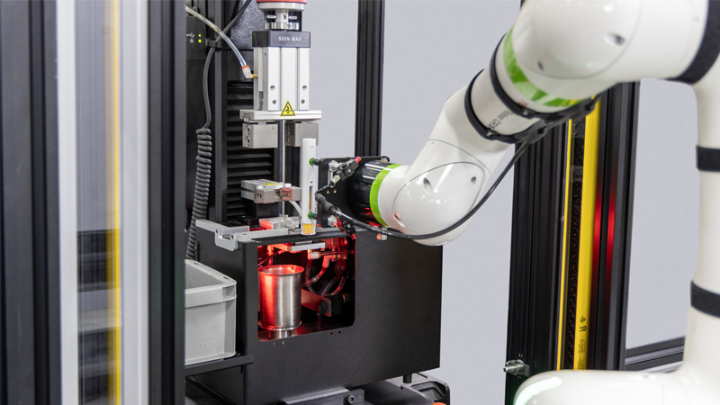 | Instron Cobot Instron CT6 che manipola dispositivo autoiniettore