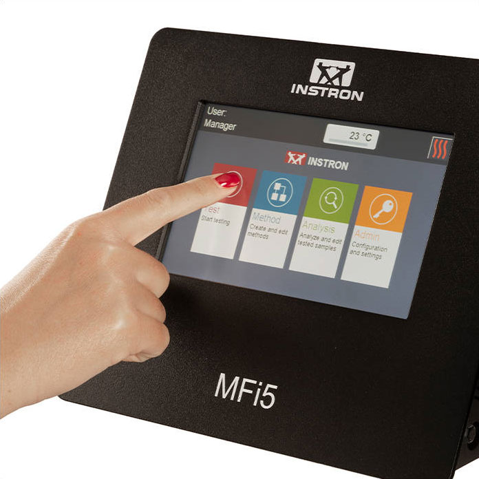 | Instron Mano che preme il riquadro rosso di avvio/prova sull'interfaccia touchscreen dell'Instron MFi5.