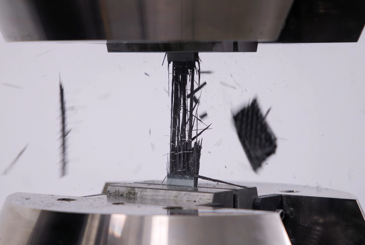 Teste de tração de compósitos no momento da falha