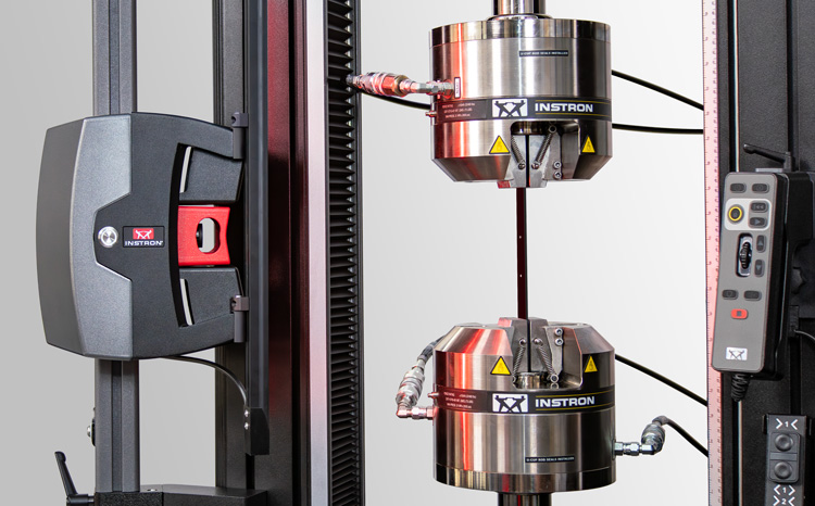 Extensômetro de Vídeo Avançado AVE3 da Instron medindo a deformação do corpo de prova compósito