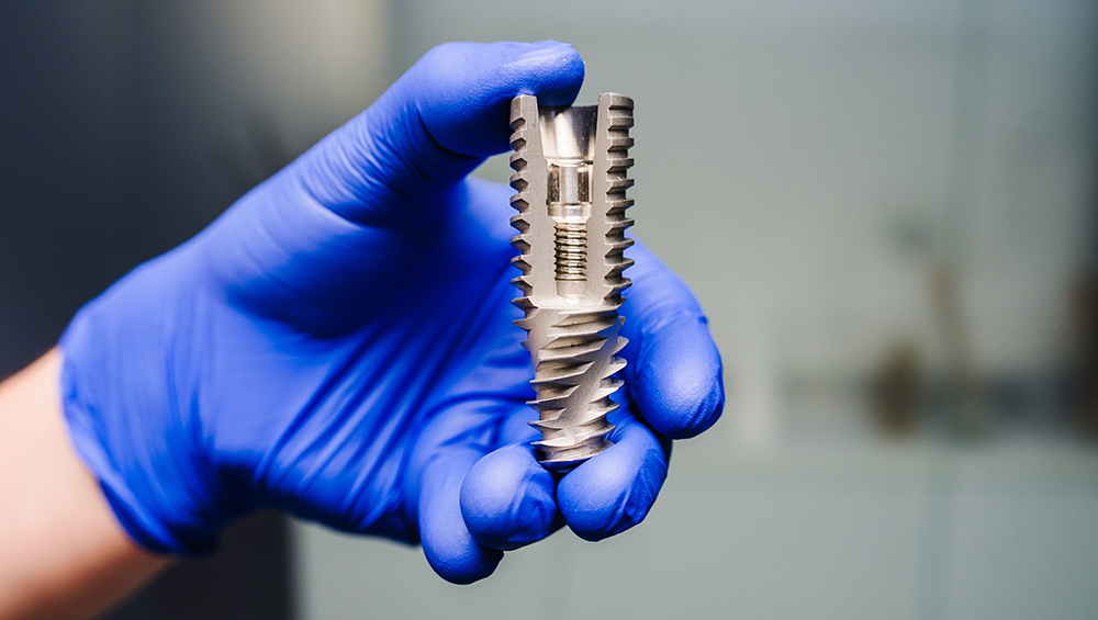 | Instron 在測試植入物時，同時進行軸向和扭轉測試非常重要。